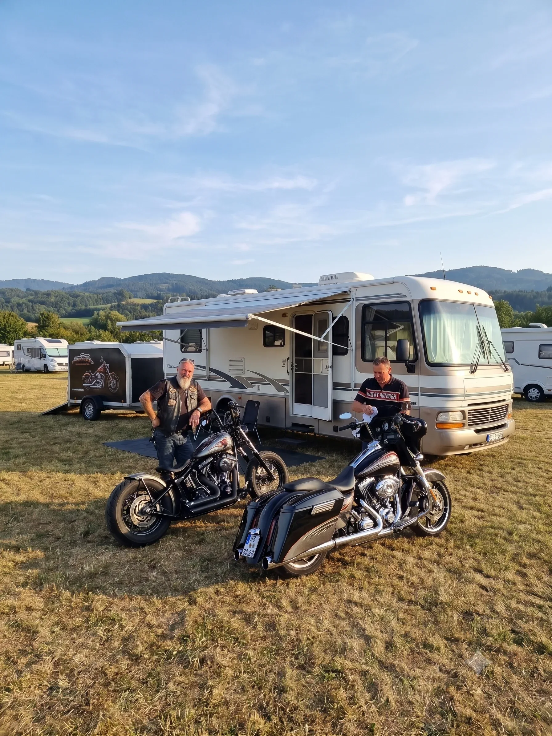 Harley Davidson und Wohnmobil am Schitterhof Campingplatz