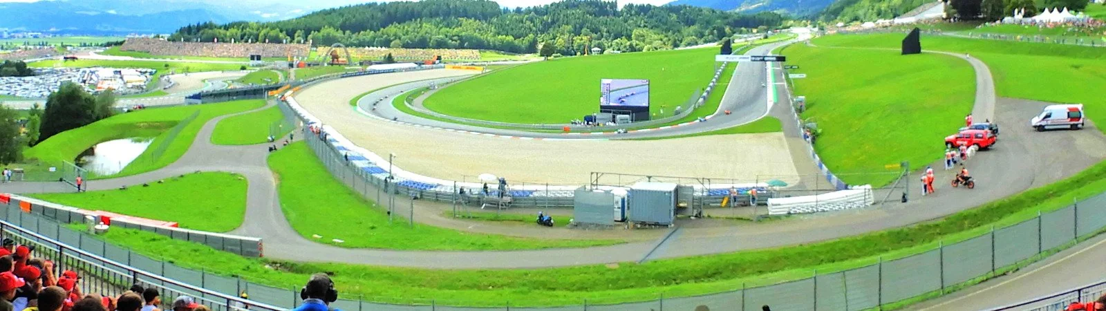 Blick von der Tribüne Nord an der Rauch-Kurve (T4) am Red Bull Ring
