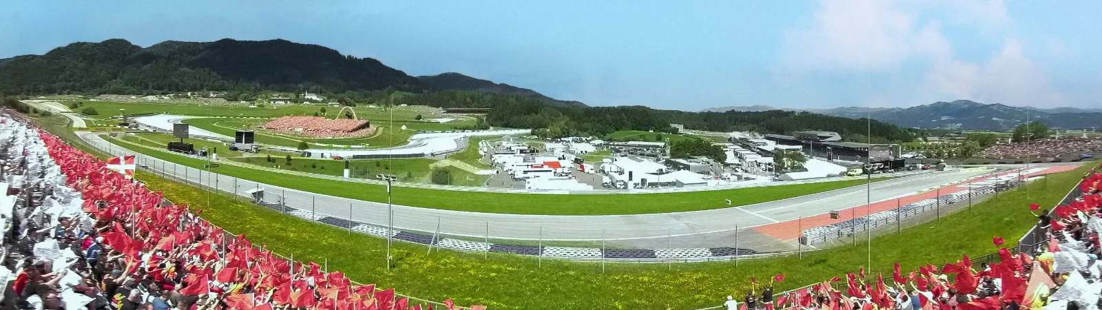 Panoramablick von der Red Bull Tribüne auf die Strecke des Red Bull Ring in Spielberg beim Rennwochenende