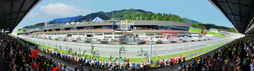 Blick von der Start-Ziel-Tribüne auf die Start-Ziel-Gerade am Red Bull Ring in Spielberg