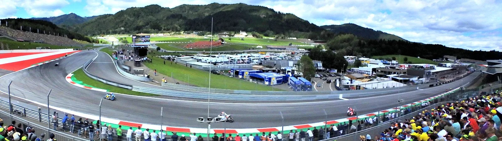 Panoramablick von der Steiermark-Tribüne am Red Bull Ring in Spielberg