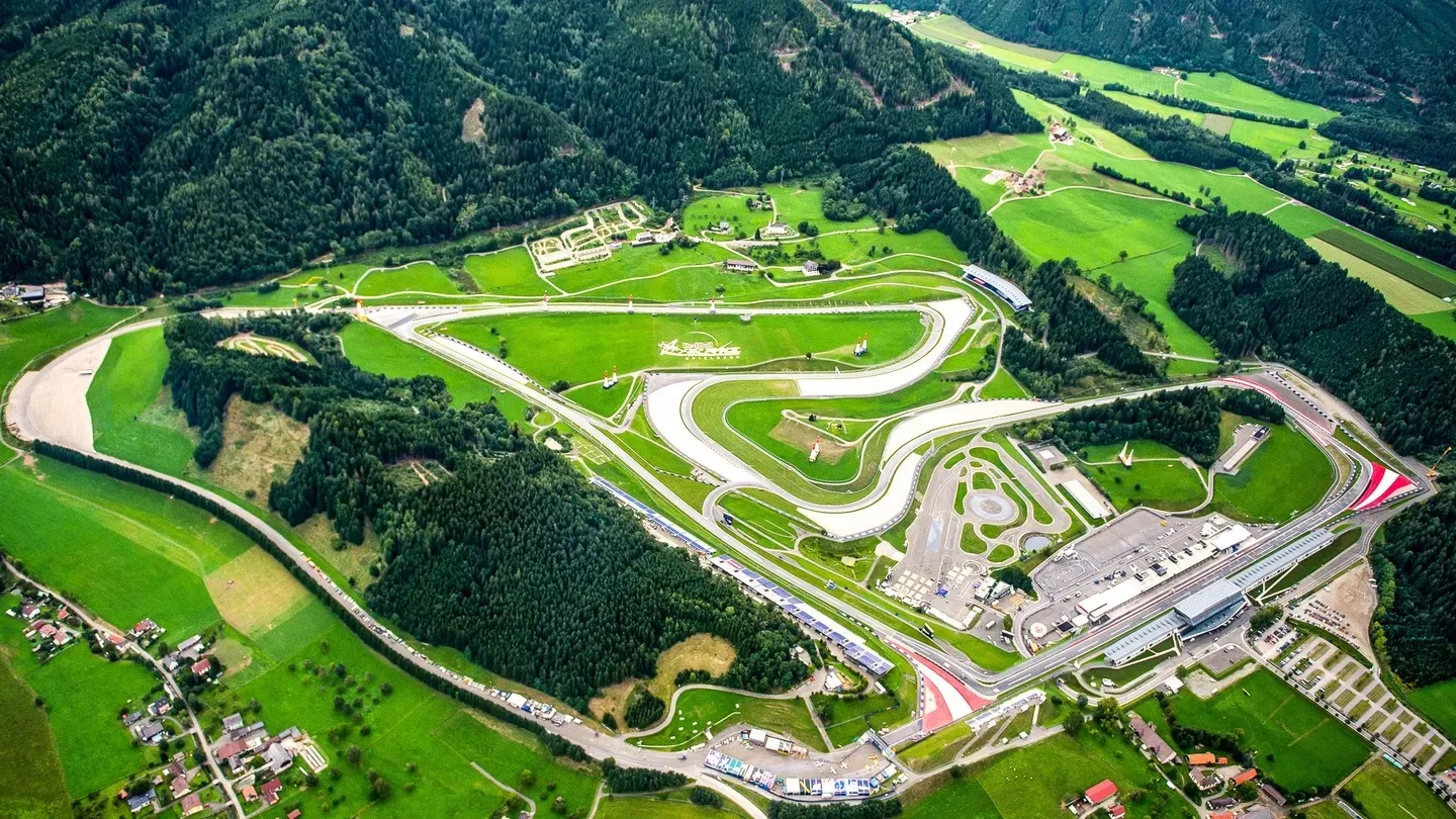 Red Bull Ring Spielberg Steiermark bei Sonnenschein im Hochsommer