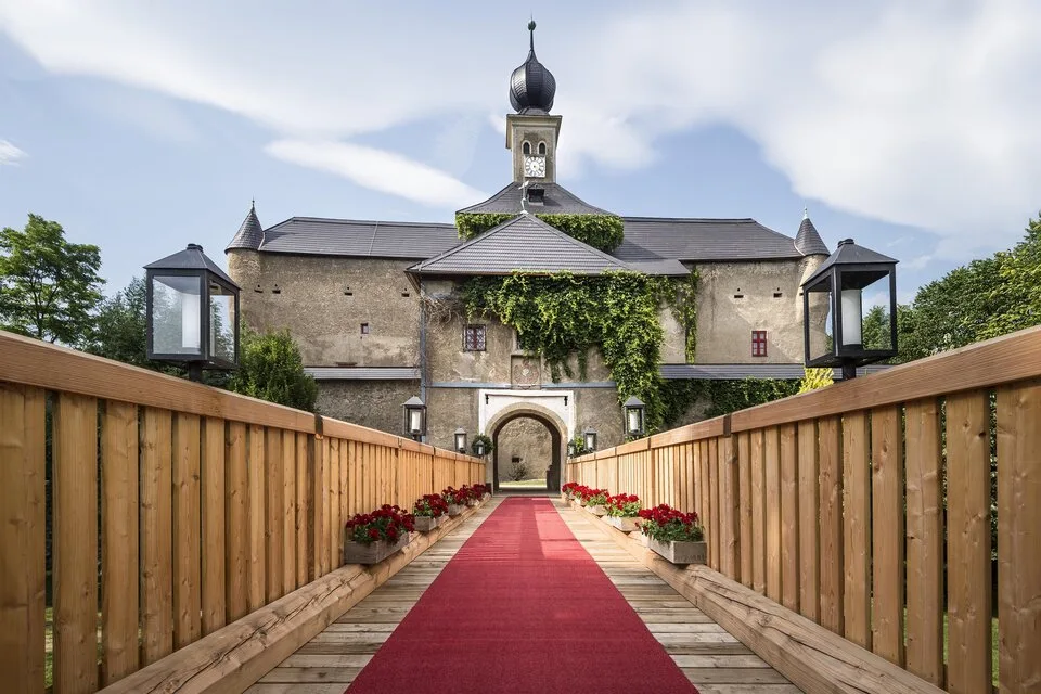 Empfang mit rotem Teppich. Und über die Holzbrücke gehts in den Innenhof.