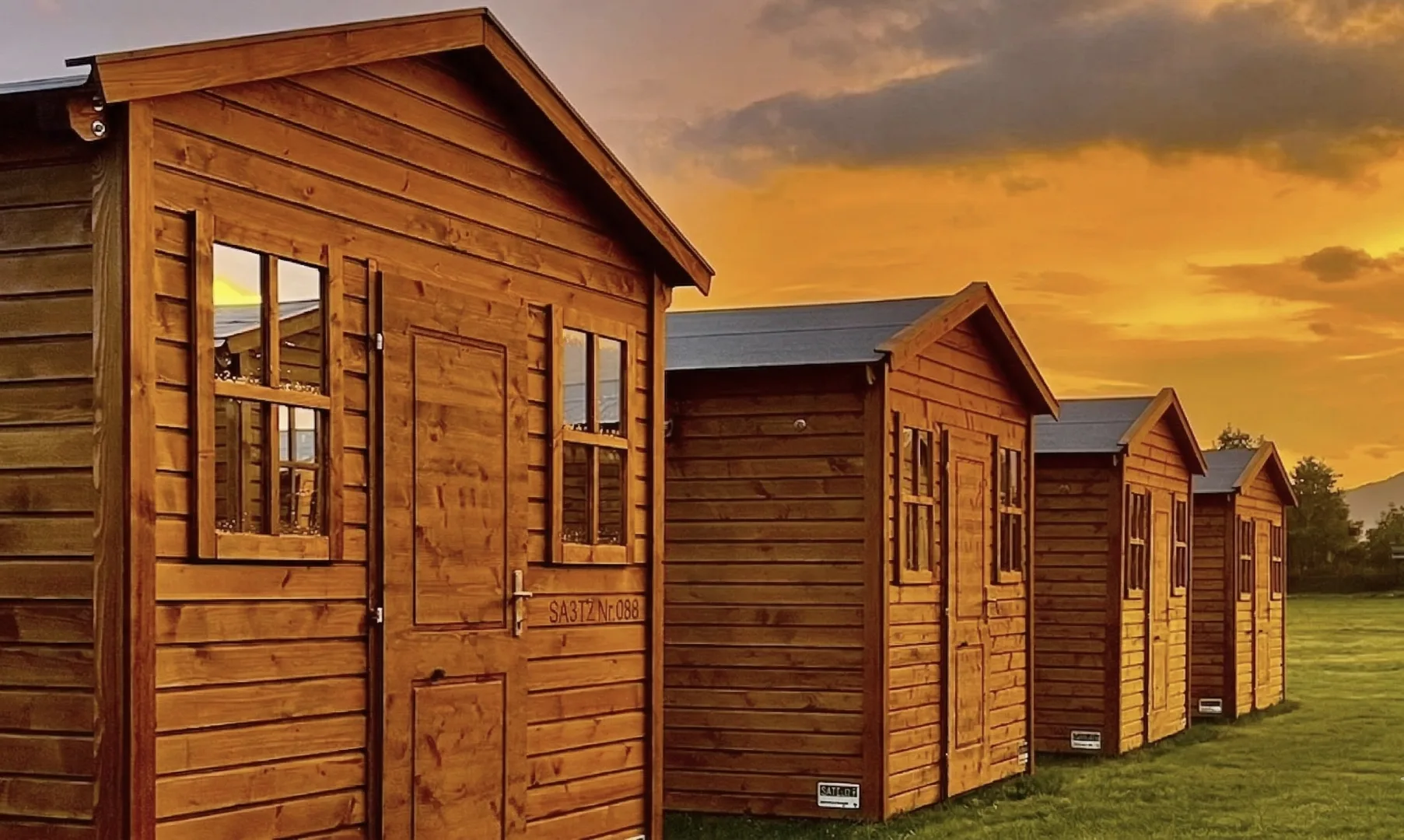 Festes Holz-Chalet aus Zirbenholz mit Stockbetten auf dem Schitterhof Camping am Red Bull Ring