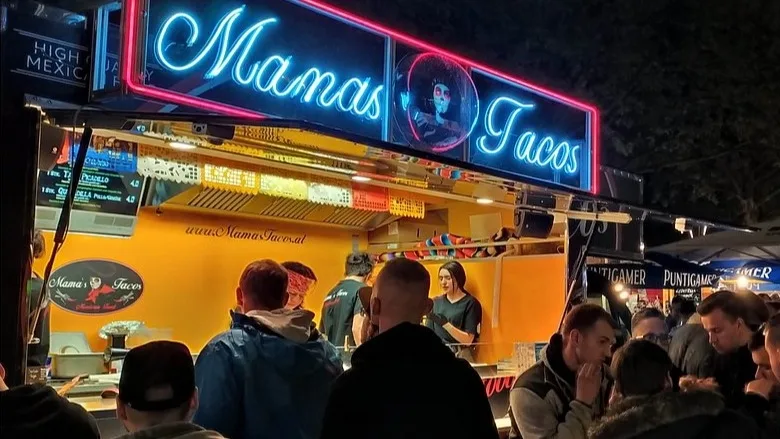 Foodtruck Matteo am Schitterhof Campingplatz mit Gästen beim Essen im Freien