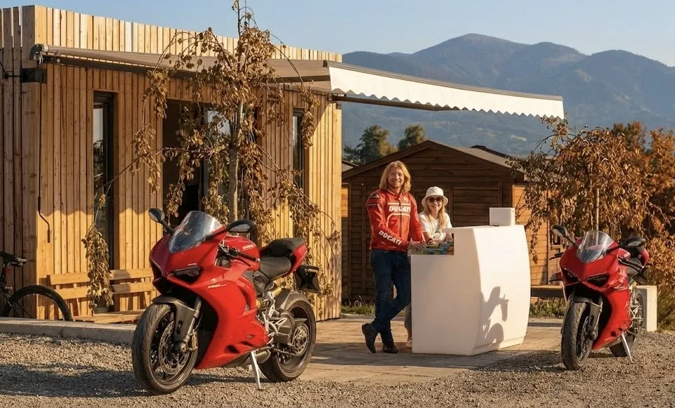 Wohnmobile auf gepflegtem Wiesenstellplatz mit Blick auf die steirischen Hügel beim MotoGP-Wochenende in Spielberg
