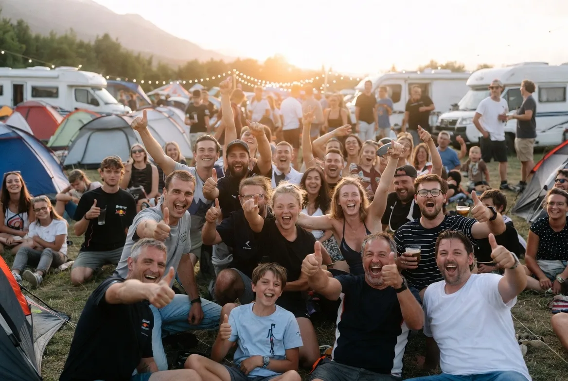 Gepflegter CAMPING WEISS Stellplatz am Schitterhof mit Wohnmobil, offener Wiese und klarem Blick auf die Steiermark nahe Red Bull Ring