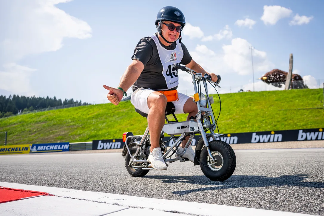 Mopeds auf der Grand-Prix-Strecke beim MopedGP am Red Bull Ring