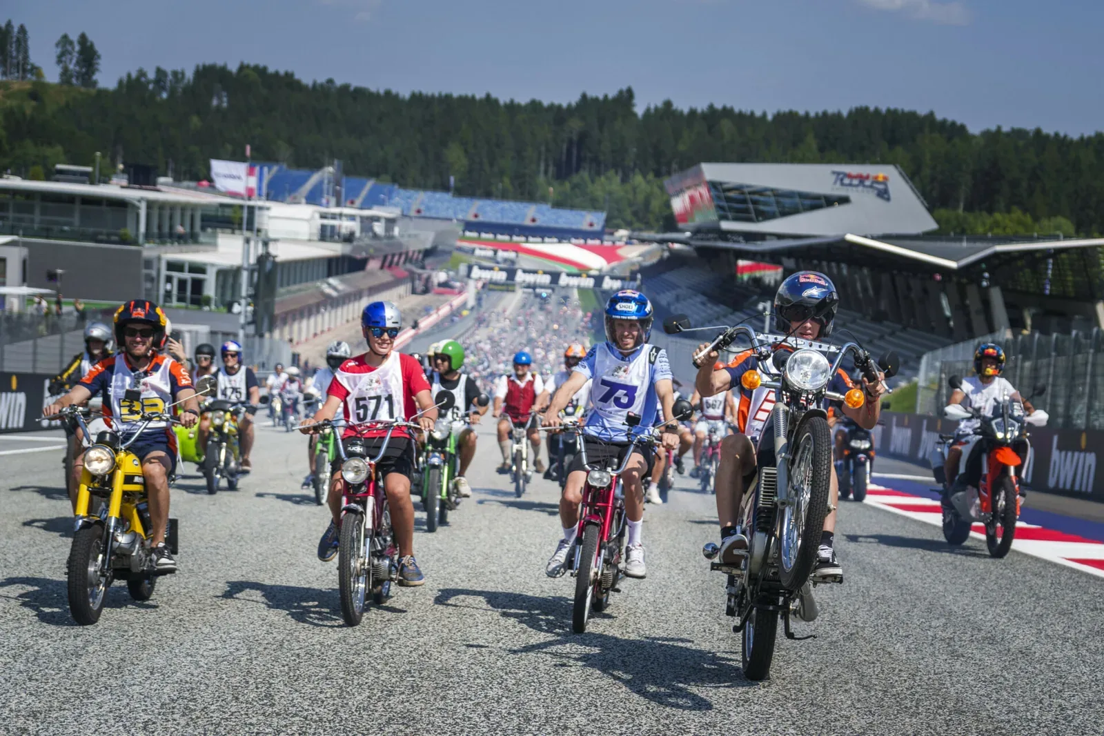 Teilnehmer des MopedGP von Österreich auf der Zielgeraden des Red Bull Ring in Spielberg