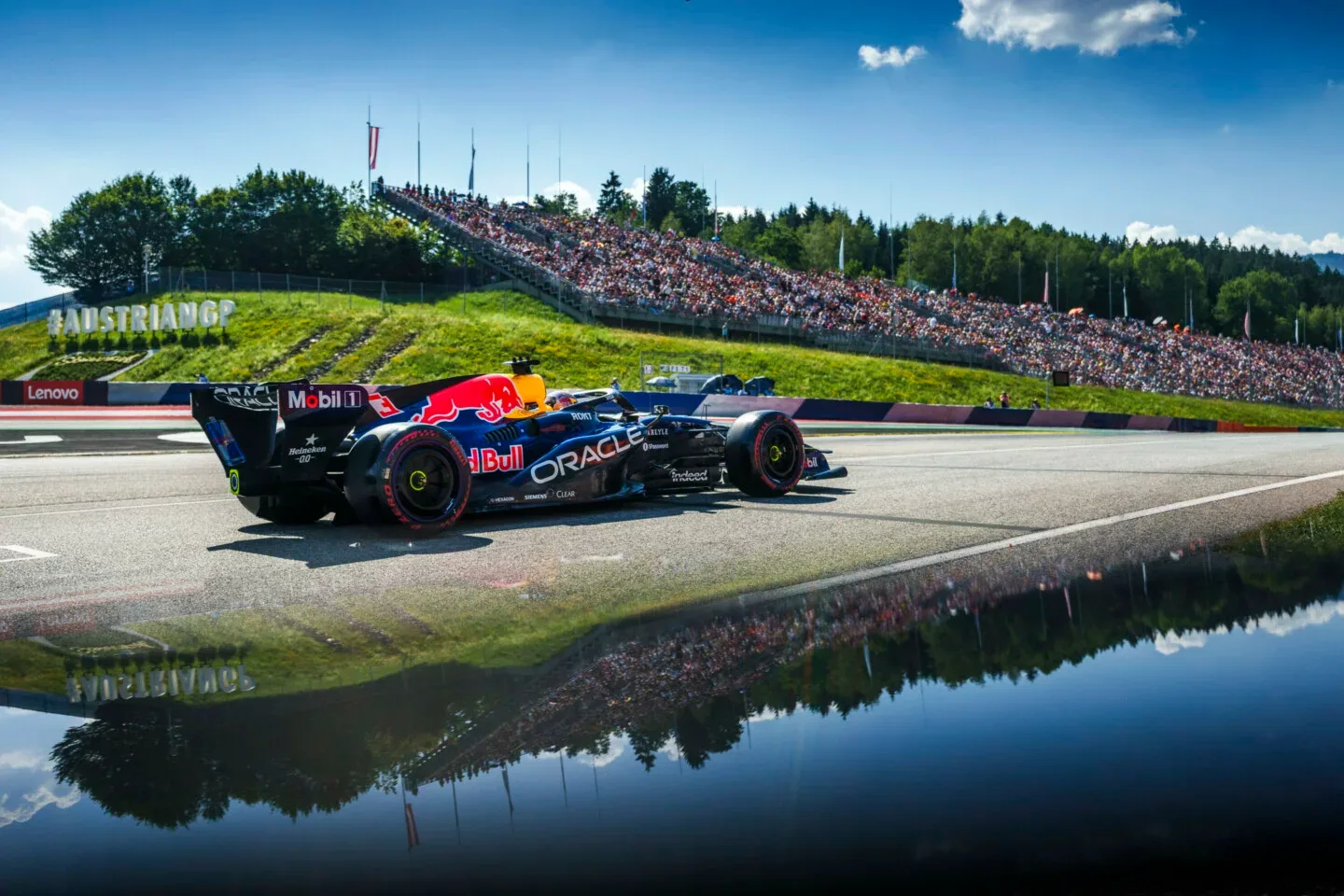 Pusta strona kalendarza z logo Formuły 1 symbolizująca brak ustalonych terminów na sezon 2027